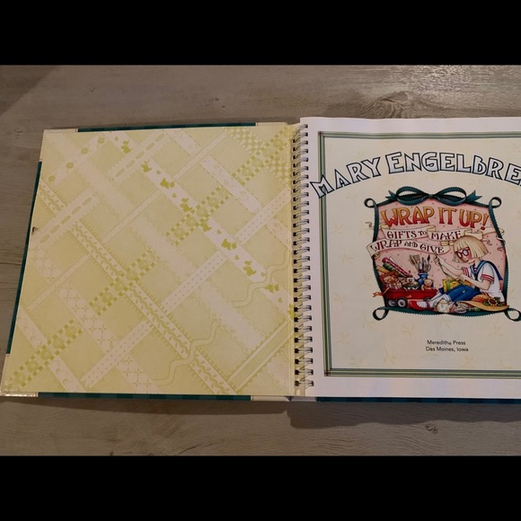 Mary Engelbreit “Wrap it Up” Craft Book - Picture 2 of 8
